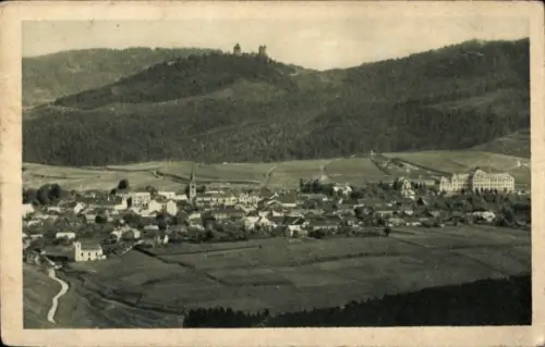 Ak Kašperské Hory Bergreichenstein im Böhmerwald Region Pilsen, Panoramablick auf Dorf, Kirchturm