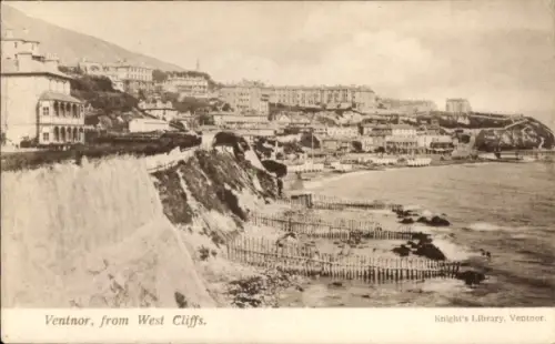 Ak Ventnor Isle of Wight England, Klippen, Pfahlbuhnen im Meer, Häuser an der Küste, Promenadenba