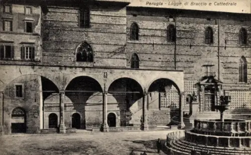 Ak Perugia Umbria, Bogenarkaden mit Säulen, mehrstufiger Brunnen, gepflasterter Platz, wenige Per
