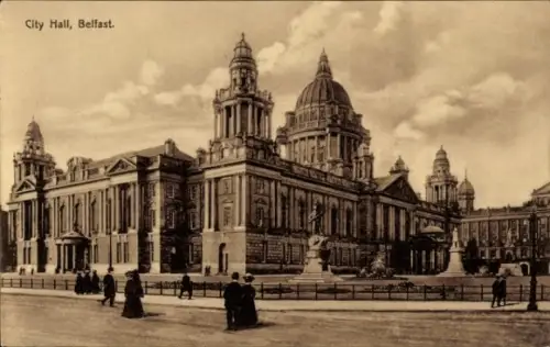 Ak Belfast Nordirland, Gebäude mit Kuppel/Türmen, Treppen mit Statuen, Personen auf Straße, gedru