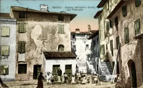 Ak Grado Friuli Venezia Giulia, Platz mit spielenden Kindern, Erwachsenen, Außentreppe, Fensterlä