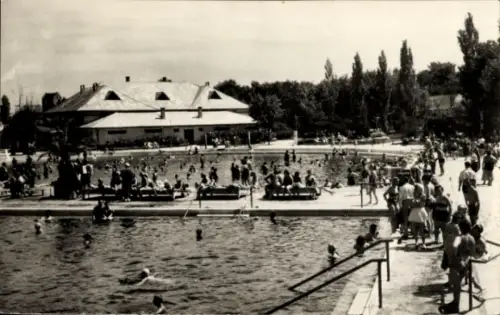Ak Hajdúszoboszló Ungarn, mehrere Außenbecken, viele Badegäste, Liegen am Beckenrand, Promenade m