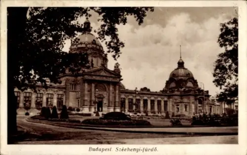 Ak Budapest Ungarn, Gebäude mit zwei Kuppeln, Vorplatz mit Brunnen und Beeten, Bäume im Vordergru