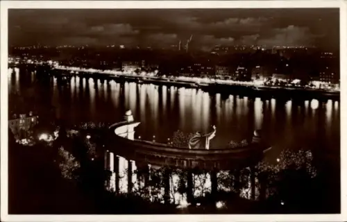 Ak Budapest Ungarn, Fluss mit Spiegelungen, beleuchtete Uferpromenade, geschwungene Kolonnade mit