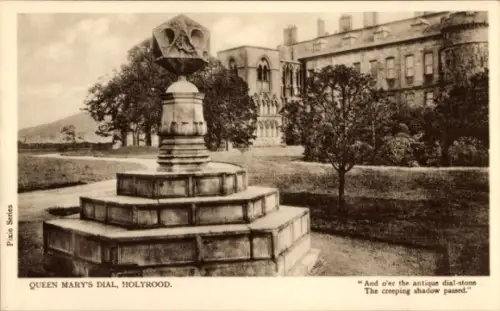 Ak Holyrood Edinburgh Schottland, mehrstufiger steinerner Sonnenuhrsockel, Sonnenuhr oben, Bäume 
