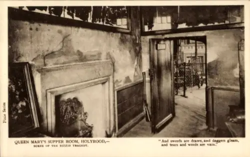 Ak Holyrood Edinburgh Schottland, Kamin mit verziertem Feuerback, offene Tür zu Raum mit Gitter, 