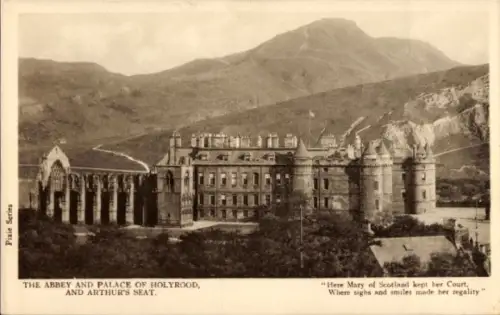 Ak Holyrood Edinburgh Schottland, Abteiruinen links, Palastgebäude mittig, hoher Hügel im Hinterg