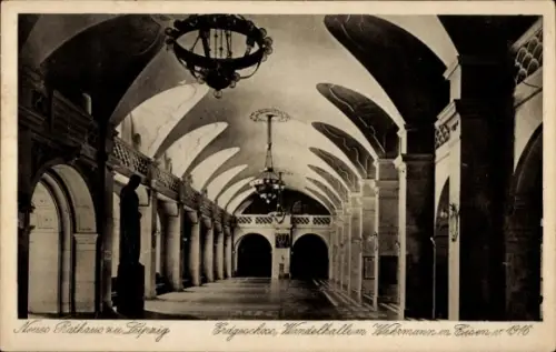 Ak Leipzig, gewölbter Wandelgang mit Säulen, Kronleuchtern, Bögen, Statuen, langer Flur