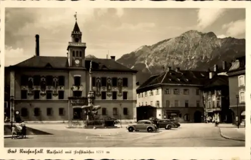 Ak Bad Reichenhall in Oberbayern, Rathaus mit Uhrturm, Brunnen auf Platz, geparkte Autos, Berg im