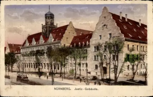 Ak Nürnberg, Großes Justizgebäude mit Treppengiebeln, Uhrturm, Bäumen, Straßenbahn, Fußgänger