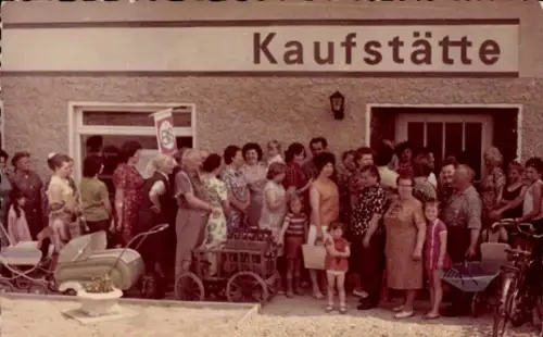 Ak Sehma Sehmatal im Erzgebirge, Frauen und Kinder vor Geschäft, Schild 'Kaufstätte' über Eingang