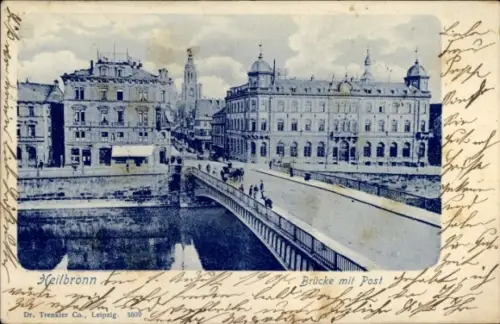 Ak Heilbronn am Neckar, Brücke über Wasser, Fußgänger darauf, Häuserzeile am Ufer, hoher Turm im 