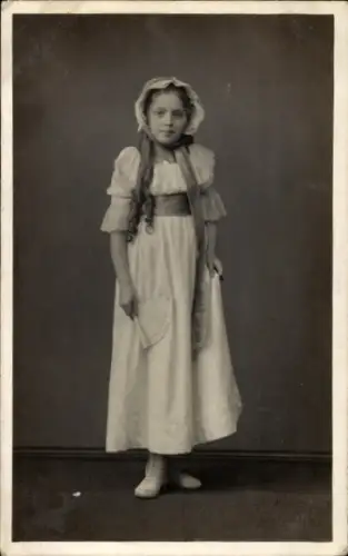 Foto Ak Mädchen in weißem Kleid, Porträt