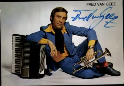 Ak Entertainer und Musiker Fred van Geez, Portrait mit Akkordeon, Autogramm