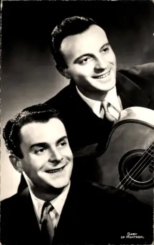 Ak Sänger-Duo Patrice und Mario, Portrait mit Gitarre