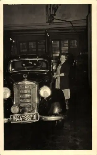 Foto Ak Frau steht am Auto, Mercedes, Kennzeichen H448879