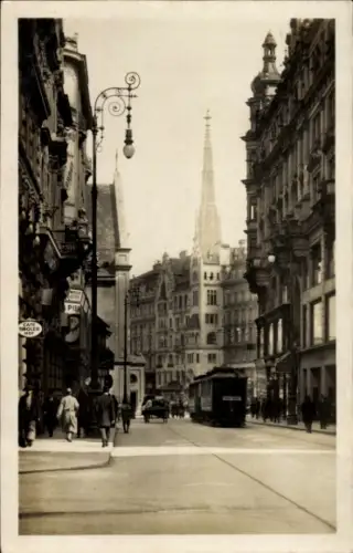 Ak Wien 1 Innere Stadt, Straße mit Menschen, Wagen, Hochhäusern, Kirchturm
