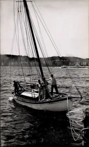 Foto Ak Männer auf einem Segelboot, Segeln