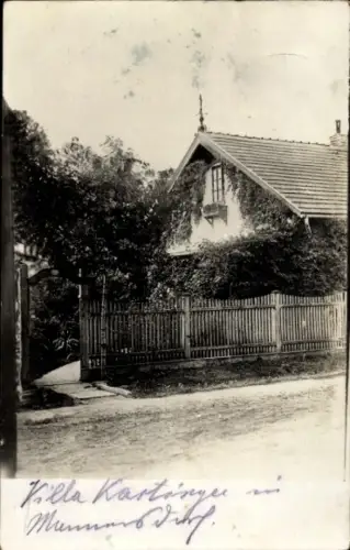 Ak Mannersdorf am Leithagebirge in Niederösterreich, Strassenansicht mit Haus