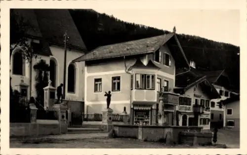 Ak Neukirchen am Großvenediger in Salzburg, Marktplatz, Kriegerdenkmal