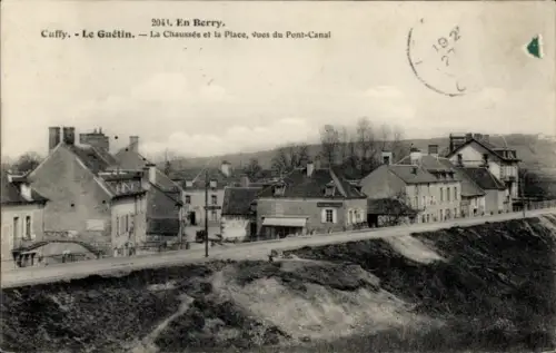 Ak Cuffy le Guétin Cher, La Chaussée et la Place, vues du Pont Canal