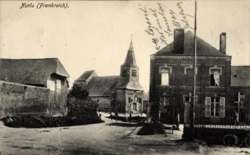 Ak Nurlu Somme, Gebäude mit Turm, Haus mit Fahnenmast, Personen und Wagen, gedruckte Ortsangabe