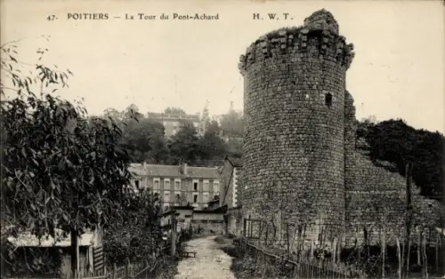 Ak Poitiers Vienne, runder mittelalterlicher Turm, schmaler Weg mit Zaun, Häuser am Hang, Beschr.