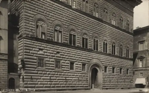 Ak Firenze Florenz Toscana, rustizierte Palastfassade, Reihen von Rundbogenfenstern, großes Bogen