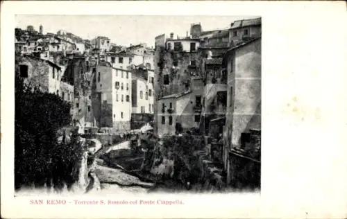 Ak San Remo Ligurien, Torrente zwischen dicht stehenden Häusern, schmale Bogenbrücke, sichtbares 