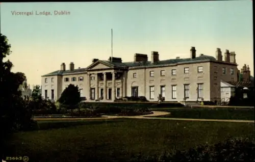 Ak Dublin Irland, Herrenhaus mit Säulen, viele Fenster, großer Rasen, Weg, Bäume, gedruckter Tite