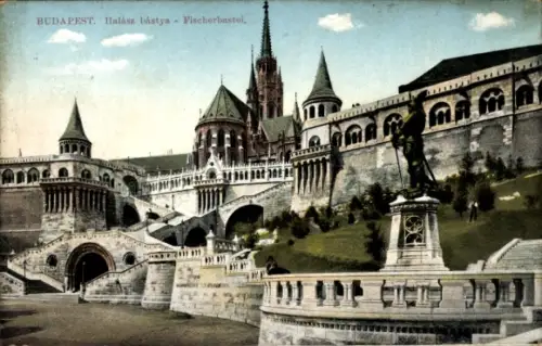 Ak Budapest Ungarn, Treppenaufgang, Balustrade am Ufer, Bögen/Brücke, Rundtürme, spitze Turmspitz