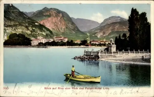 Ak Riva del Garda Trentino, Gewässer mit Ruderboot und Ruderer, Uferpromenade mit Balustrade und 