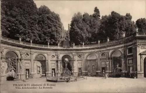 Ak Frascati Lazio, Brunnen, mehrere Statuen und Reliefs, Treppe, hohe Bäume, Personen