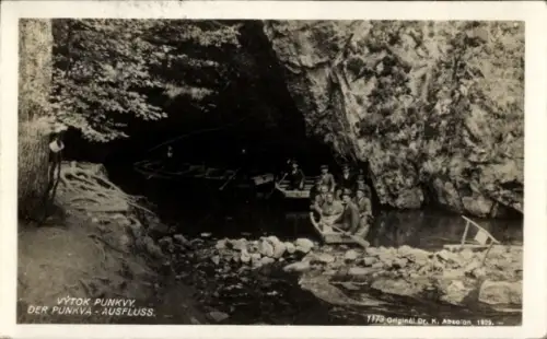 Foto Ak Blansko Blanz Südmähren, unterirdischer Fluss Punkva, Ausfluss, Boote