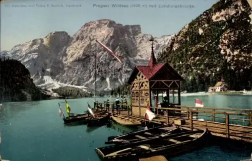 Ak Braies Prags Südtirol, Lago di Braies, Pragser Wildsee, See mit Ruderbooten, Holzsteg mit Land