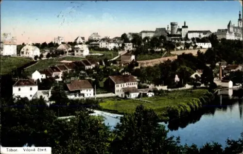 Ak Tábor Südböhmen, Stadtpanorama, Fluss im Vordergrund, Wohnhäuser, Ufervegetation, Hügel mit Tü