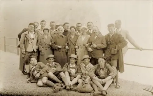 Foto Ak Wanderer bei der Rast, Gruppenbild