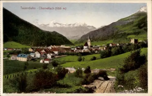 Ak Obervellach in Kärnten, Bergtal, Wiesen, Dorf mit Kirchturm, Häuser, Feldweg, Berge im Hinterg