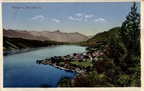 Ak Millstatt am See Kärnten, See mit Uferort und Kirchturm, Häuser am Ufer, Berge im Hintergrund,