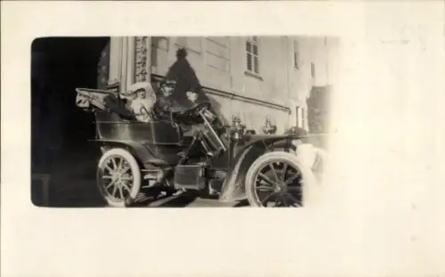 Foto Ak Menschen im Automobil