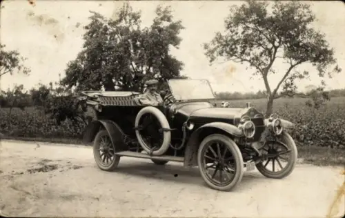 Foto Ak Oldtimer, Mann in einem Automobil