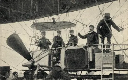 Ak Männer in der Gondel eines Luftschiffes