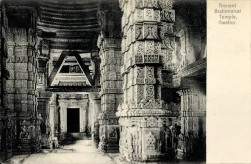 Ak Gwalior Indien, verzierte Steinsäulen, geschnitzte Reliefs, Blick auf Durchgangstür, gestufte 