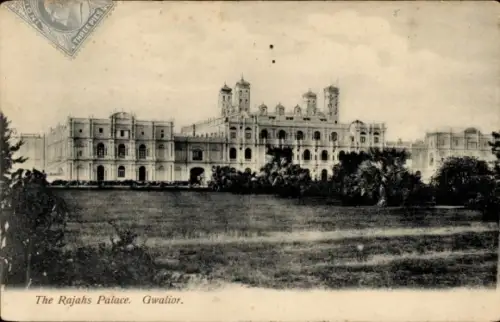 Ak Gwalior Indien, Große Palastfassade mit mehreren Türmen, weitem Rasen, Bäume, Briefmarke oben 