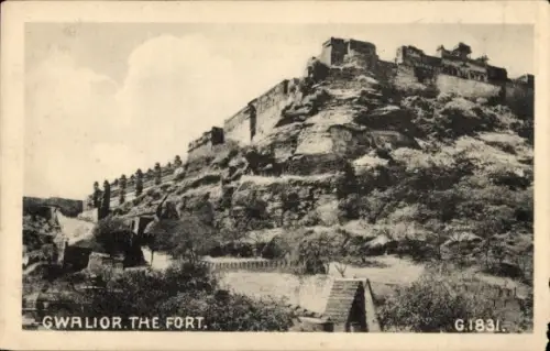 Ak Gwalior Indien, Festung auf felsigem Hügel, terrassierte Hänge mit Bäumen, Steintreppe im Vord