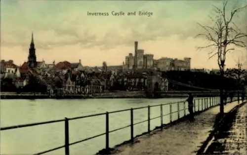 Ak Inverness Schottland, Flussufer mit Geländer und Spaziergänger, Brücke, Schloss auf Hügel, Kir