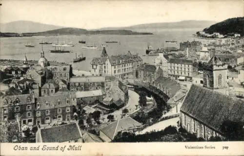 Ak Oban Schottland, Bucht mit Segelschiffen, Hafen, Reihenhäuser am Ufer, Kirche, gewundene Straß