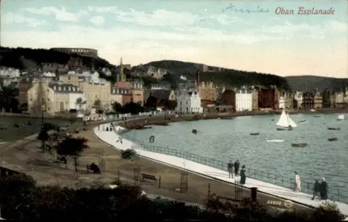 Ak Oban Schottland, Uferpromenade, Gehweg mit Geländer und Bänken, Spaziergänger, Boote, Segelboo