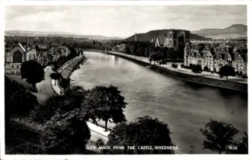 Ak Inverness Schottland, Breiter Fluss mit Uferpromenade, Bäume am Wasser, große Kirchengebäude, 