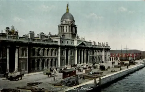 Ak Dublin Irland, Großes Kuppelgebäude, Kai mit geladenen Gütern und Kähnen, Pferdewagen, Fußgäng